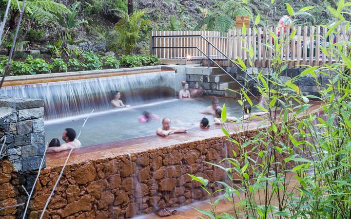 溫泉設(shè)計(jì)依地形進(jìn)行